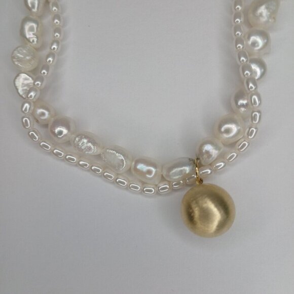 NEW Woman White Pearl Necklace With Golden Pendant - Picture 2 of 6